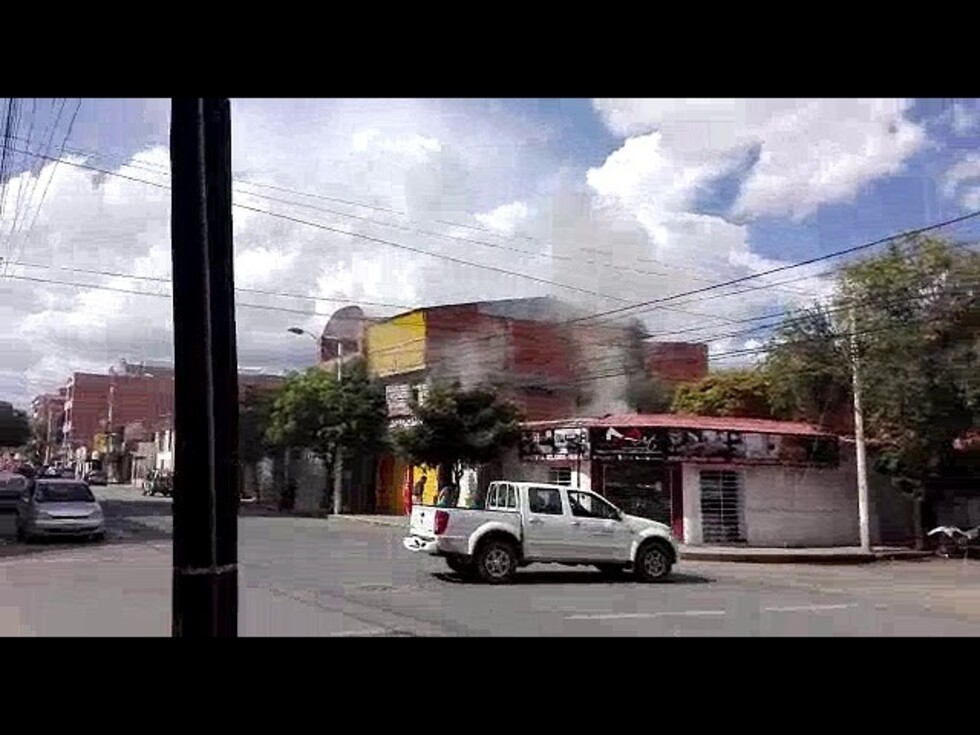 Reportan incendio en tienda de repuestos