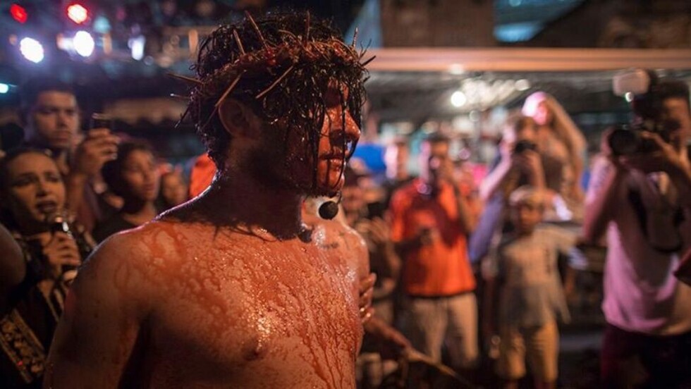 Intentó salvar a “Jesús” y golpeó a un actor