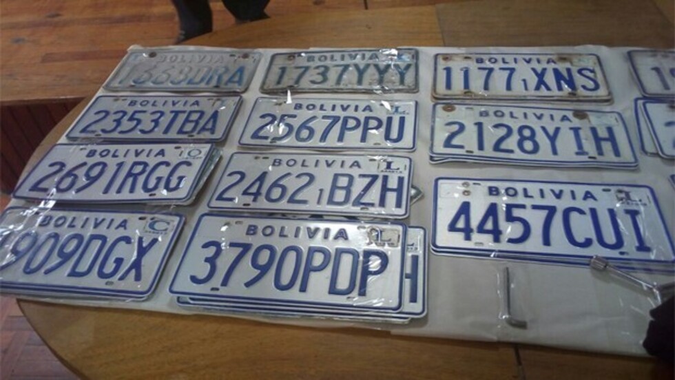 Caen adolescentes miembros de banda de robo de placas