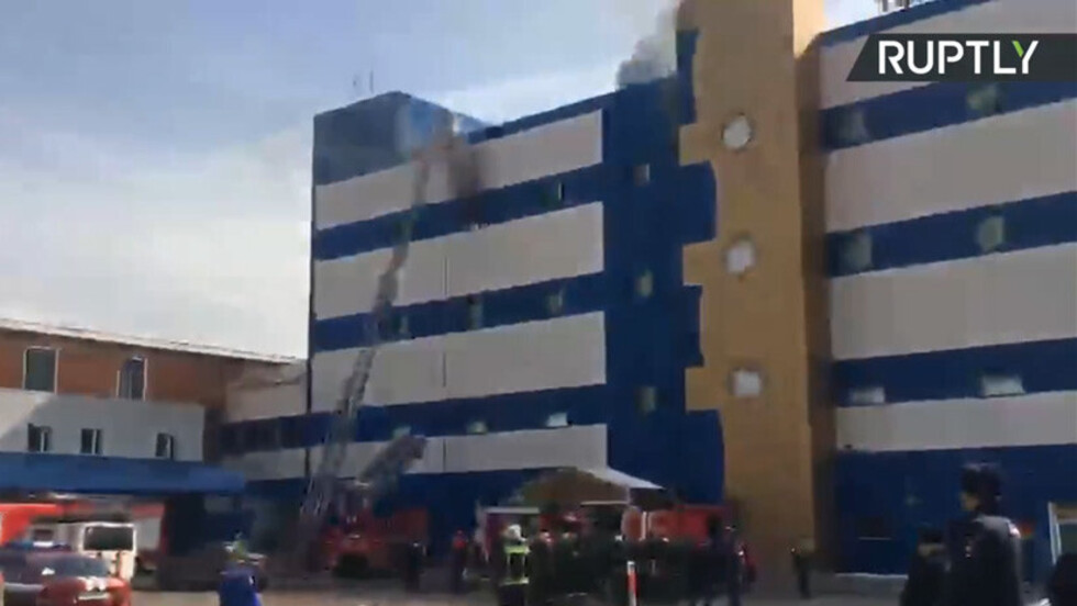 VIDEOS: Incendio en un centro comercial de Moscú
