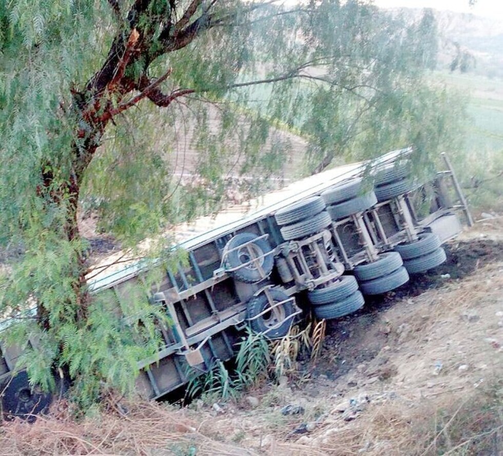 Camión embarranca en vía a Villazón, hay 1 muerto