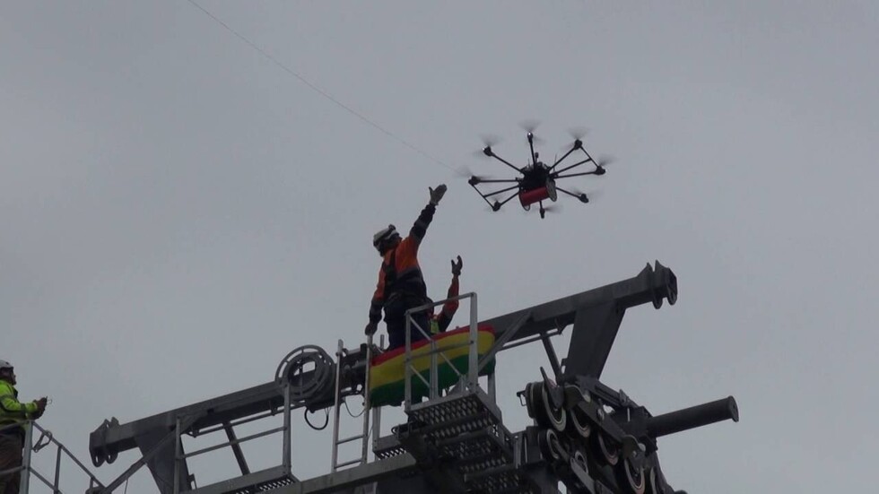 La Paz: Empresa Mi Teleférico realiza el tendido del cable guía de la Línea Celeste
