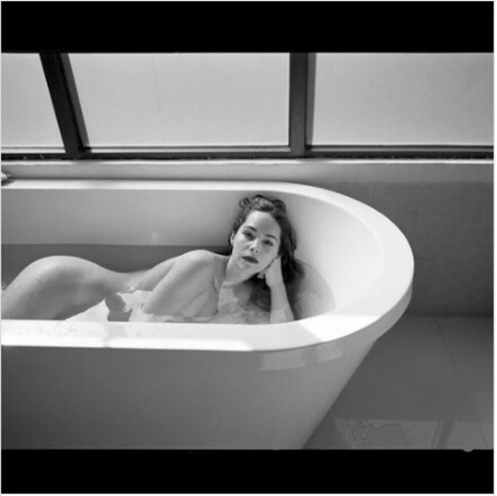 Camila Sodi posó desnuda  en la bañera