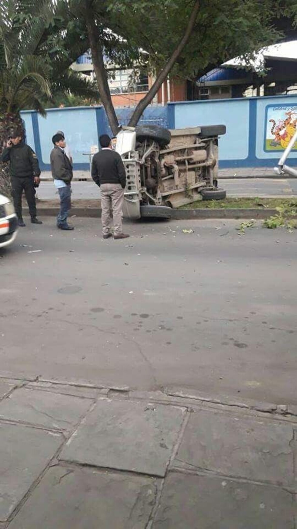 Vagoneta vuelca en avenida Belgrano