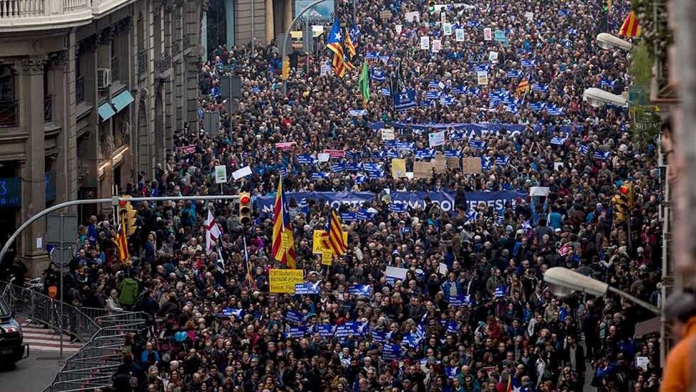 Multitudinaria marcha en Barcelona por la libertad de los independentistas presos