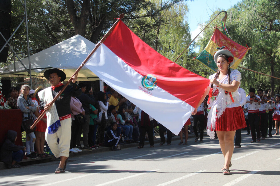 Tarijeños se vuelcan con  el desfile del 15 de abril