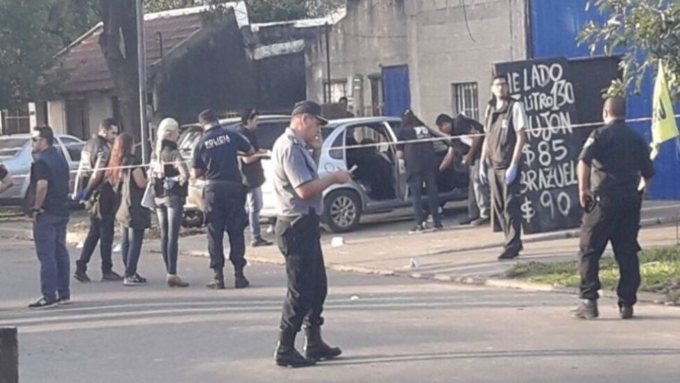 Acribillaron a tres hombres dentro de un auto