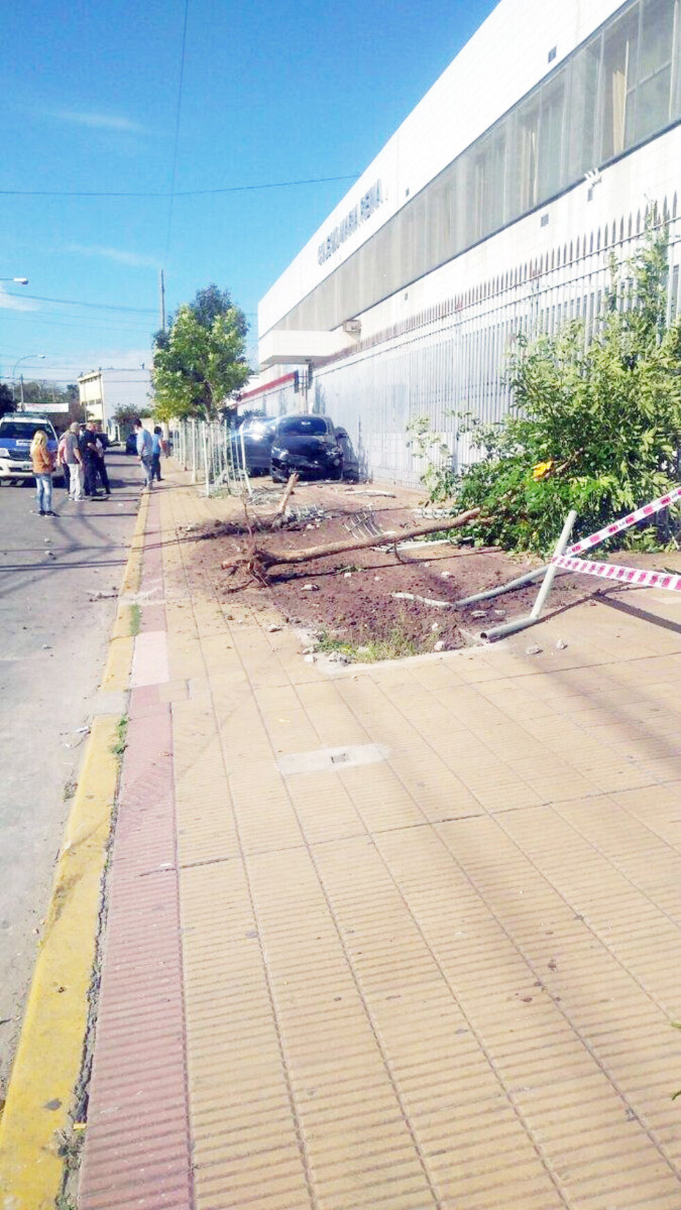 Persecución, tiroteo y choque contra un colegio