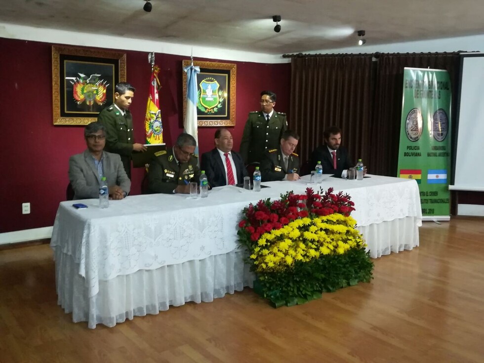 Policía y Gendarmería sellan coordinación en fronteras