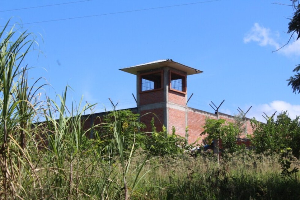 Bosque y maleza bordean la olvidada cárcel de Bermejo