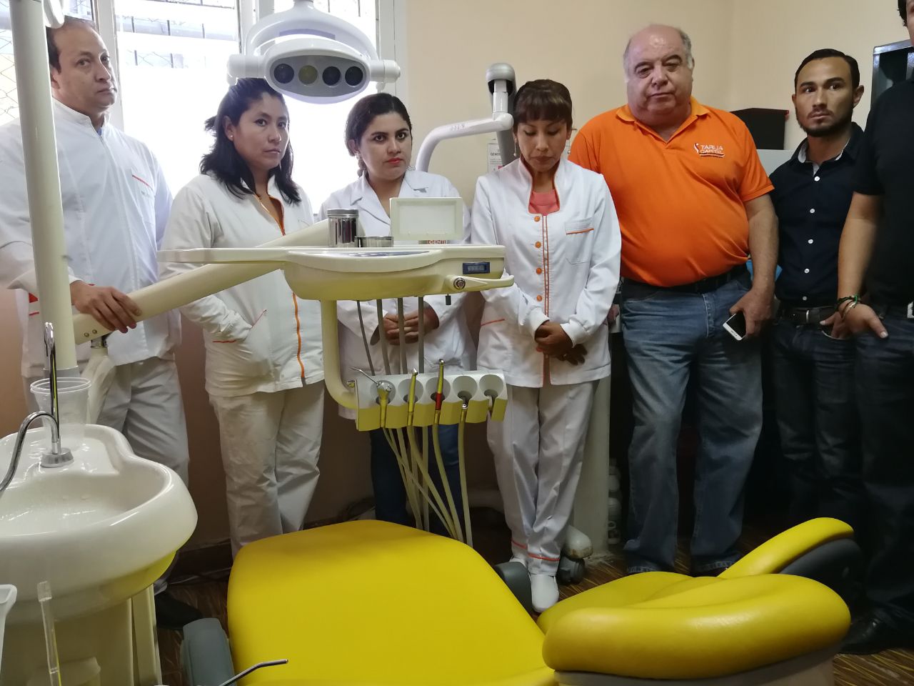 Alcaldía entrega equipo de odontología