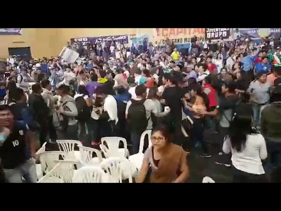 Gritos y sillas voladoras en Congreso del MAS (VIDEO)