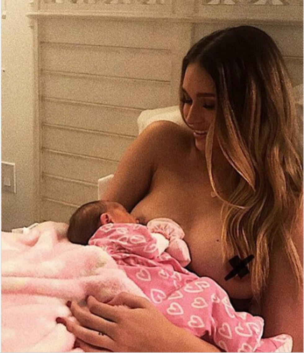 Novia de Robin Thicke defiende su foto topless