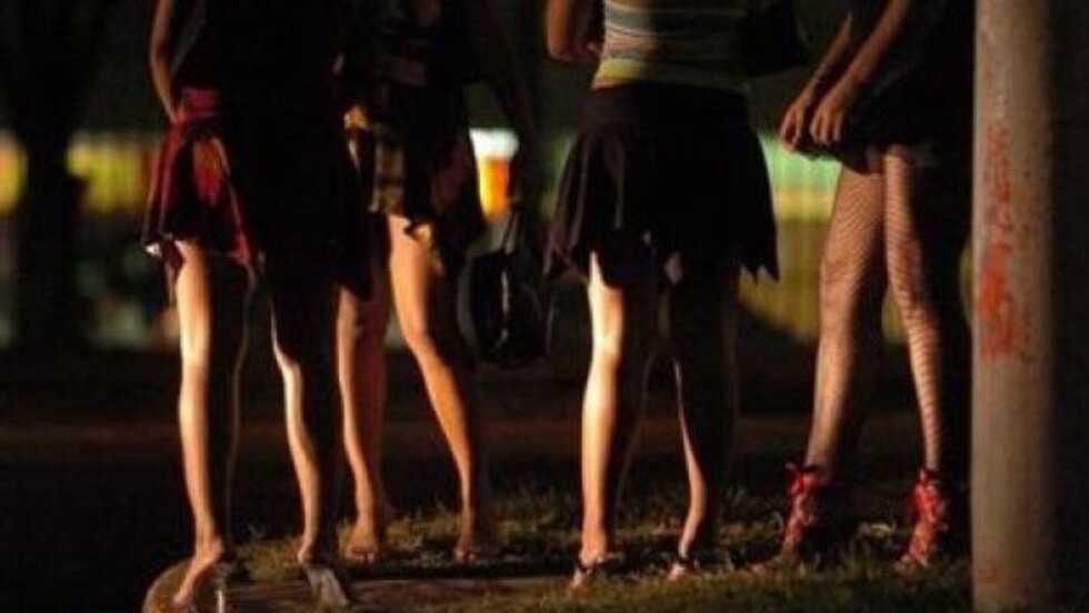 Caen cuatro travestis por vender cocaína