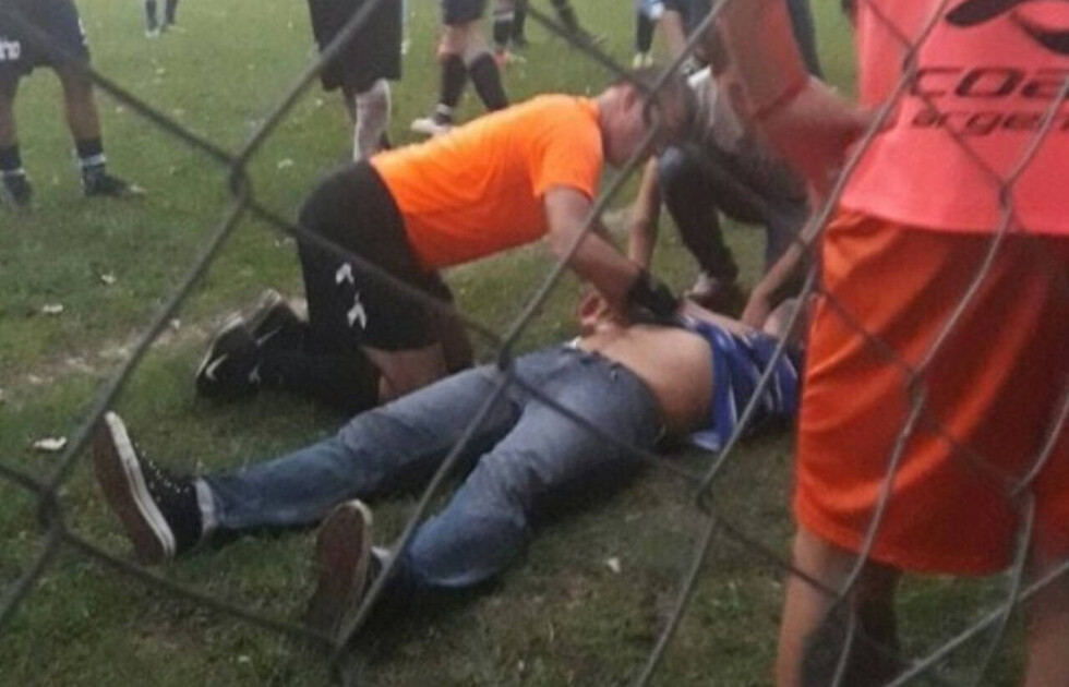 Árbitro salvó la vida a un DT que se desvaneció en partido