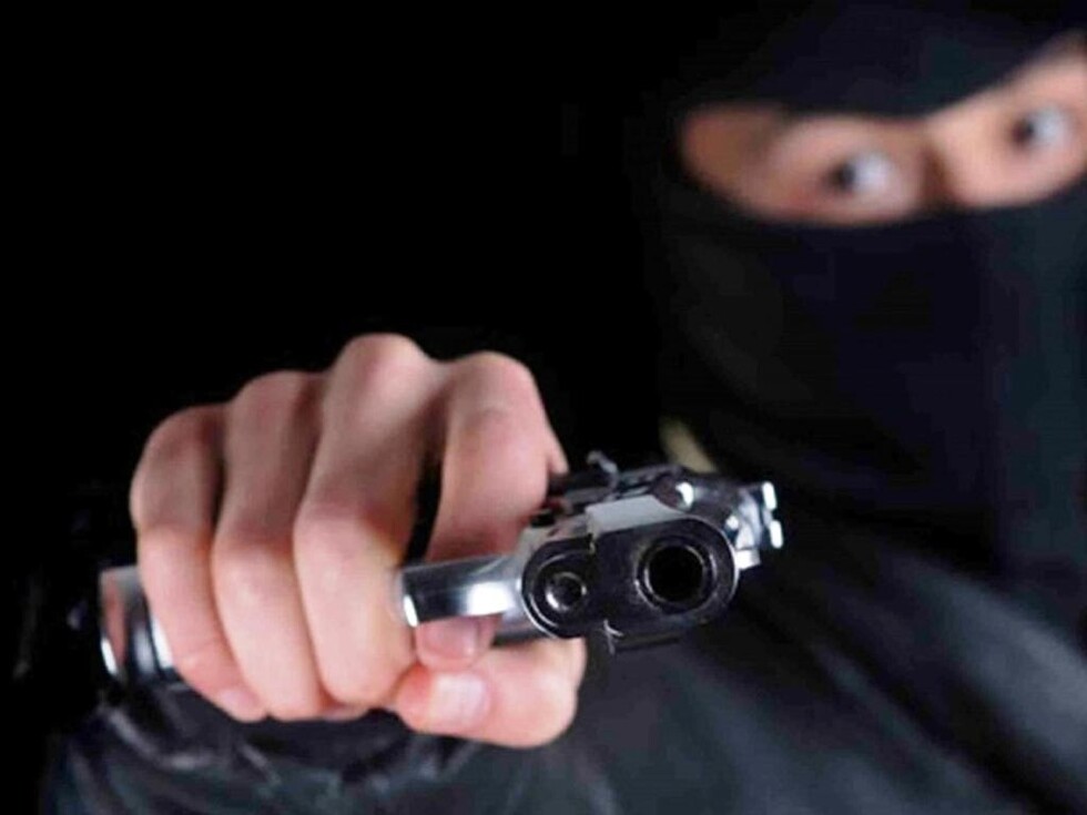 La intimidó con un revólver y abusó de ella