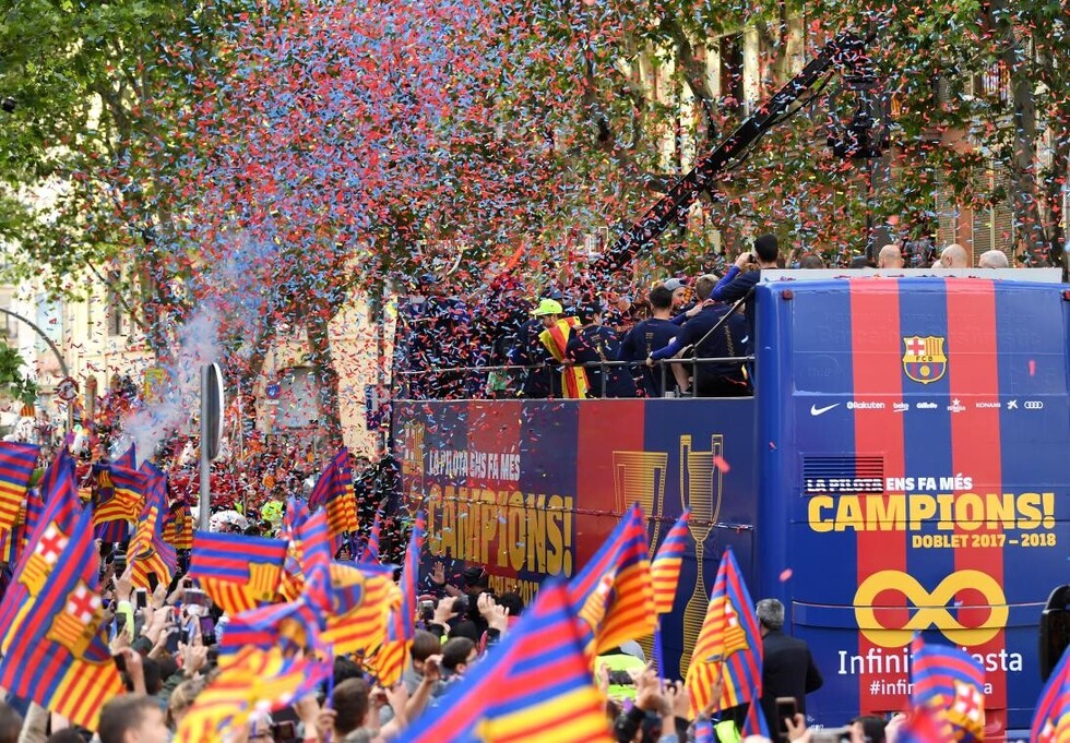 El Barcelona presume su doblete por la ciudad con un descapotable