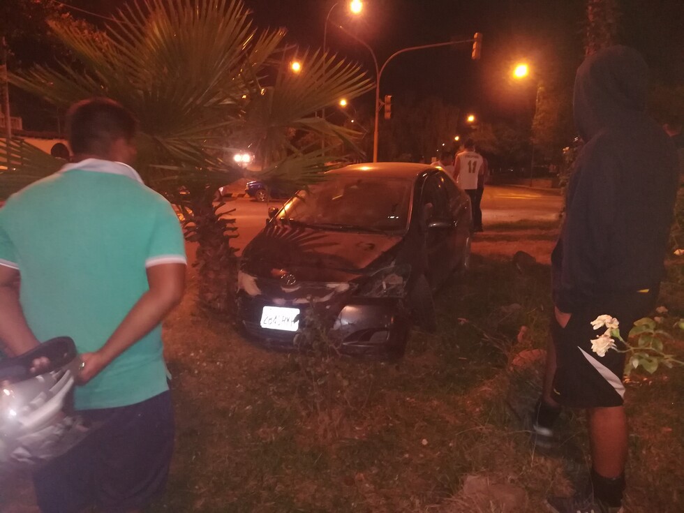 Chocó su auto en una rotonda y lo abandonó
