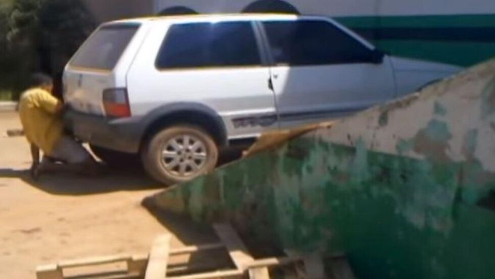 Borracho metió el pene en un caño de escape
