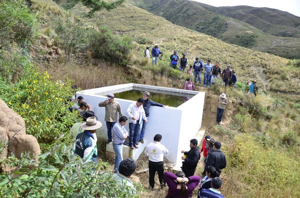 Oliva entrega 25 estanques de agua a 8 comunidades del Distrito 10 de San Lorenzo