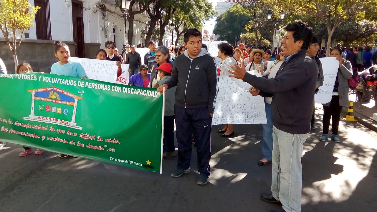Personas con discapacidad marchan exigiendo sus derechos