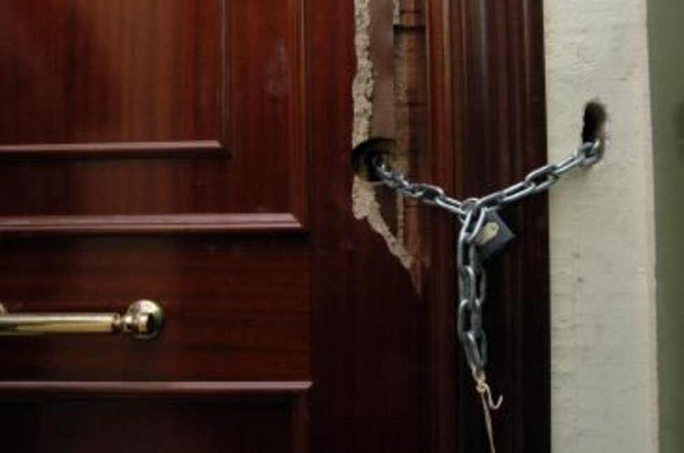 La golpeó y la encerró en un cuarto por 10 horas