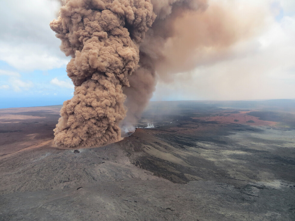 No es una película de terror: El volcán Kilauea expulsa más lava que devora todo a su paso (VIDEOS)