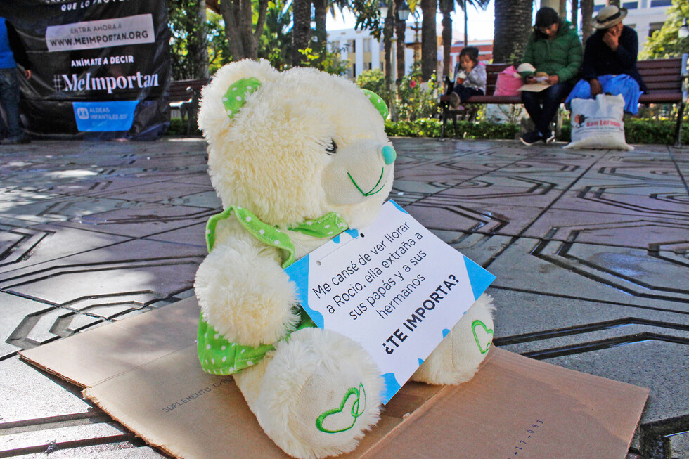 Campaña con peluches pide atención para niños