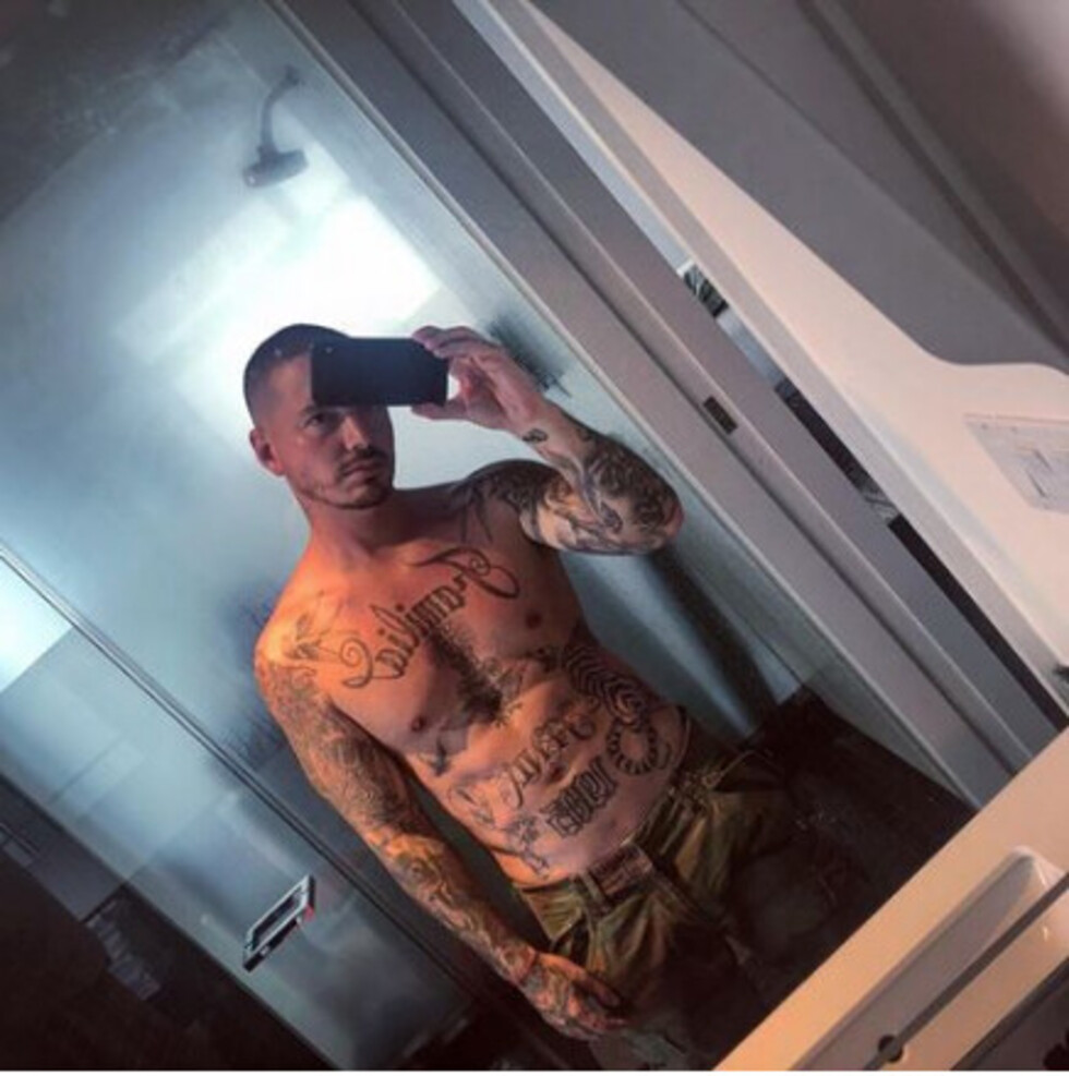 J Balvin lució sus sexis abs a sus fans