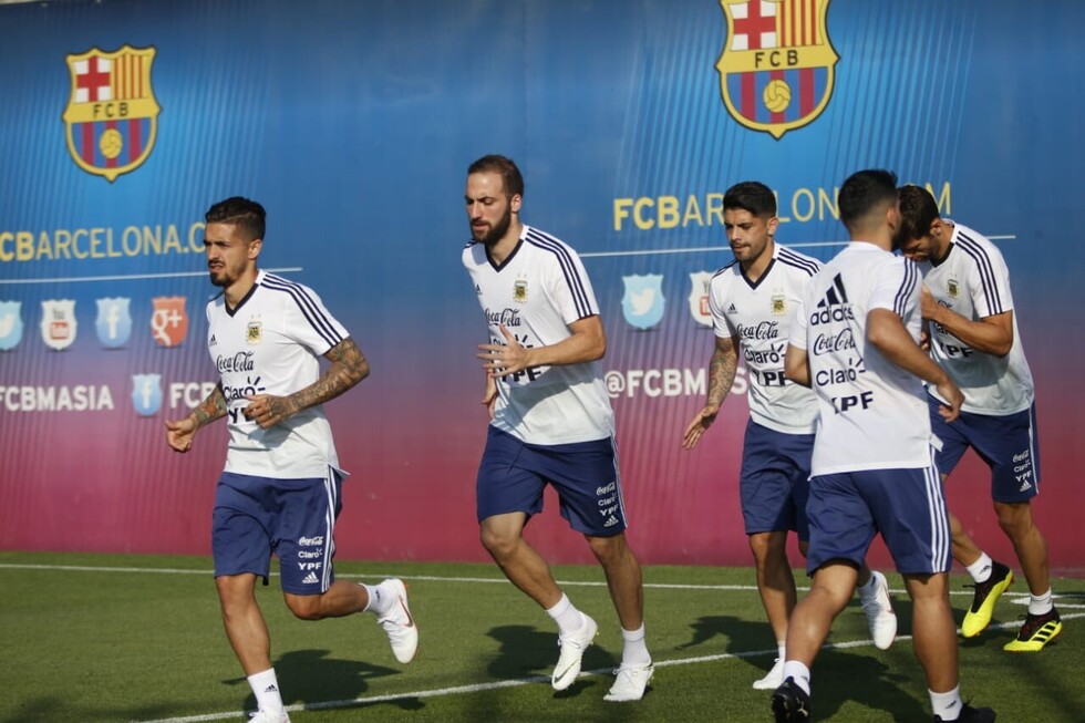 Caballero e Higuaín,  titulares en Argentina