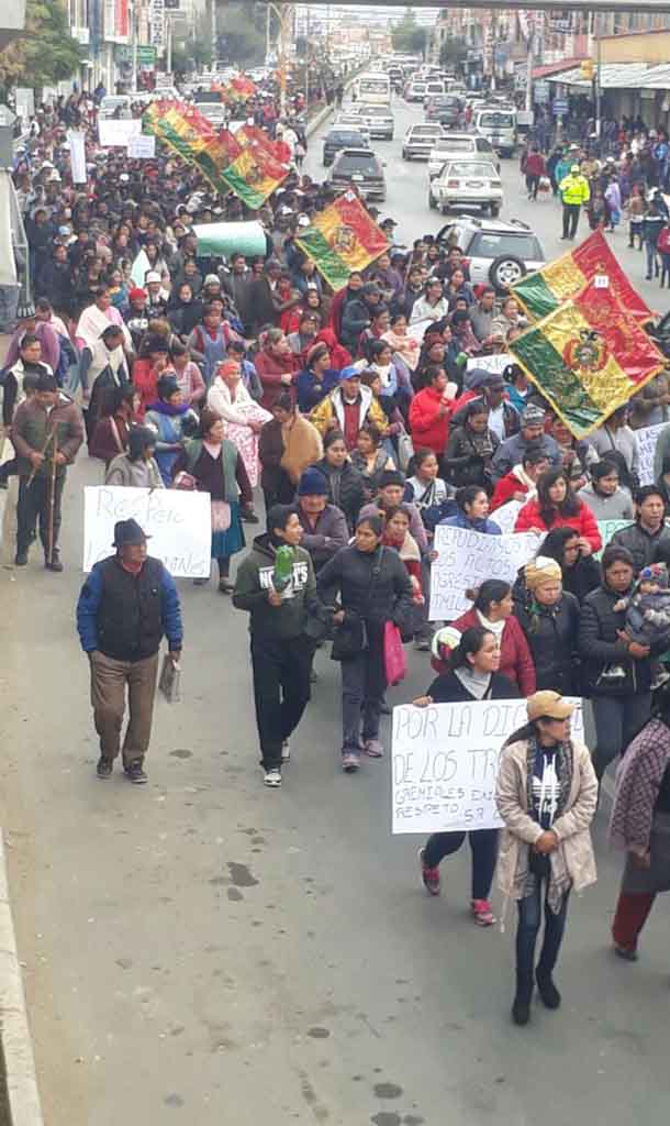 Gremiales marchan “por la dignidad”