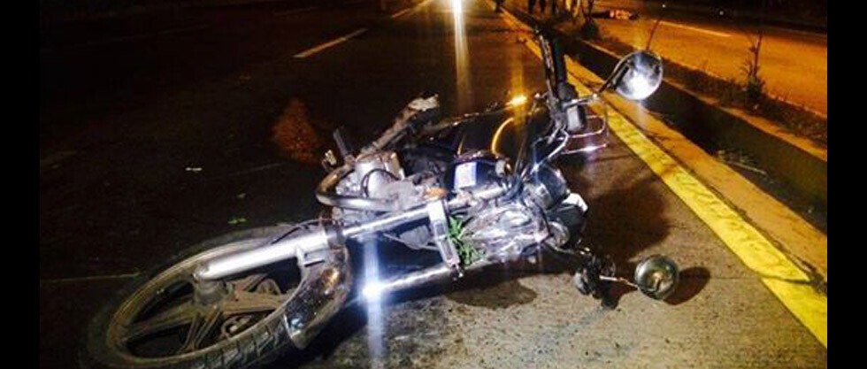 Un bus colisiona a moto y deja una persona fallecida