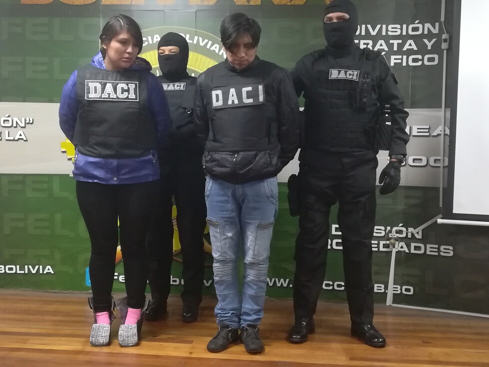 Aprehenden a una pareja que atracaba en un taxi