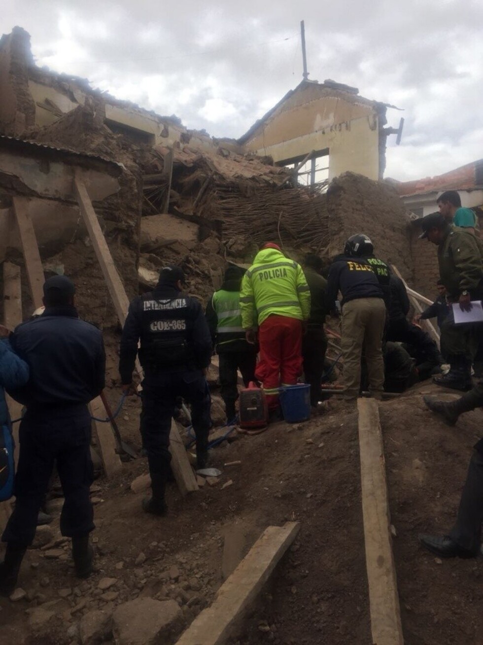 Un muro se  desploma y  sepulta a dos obreros