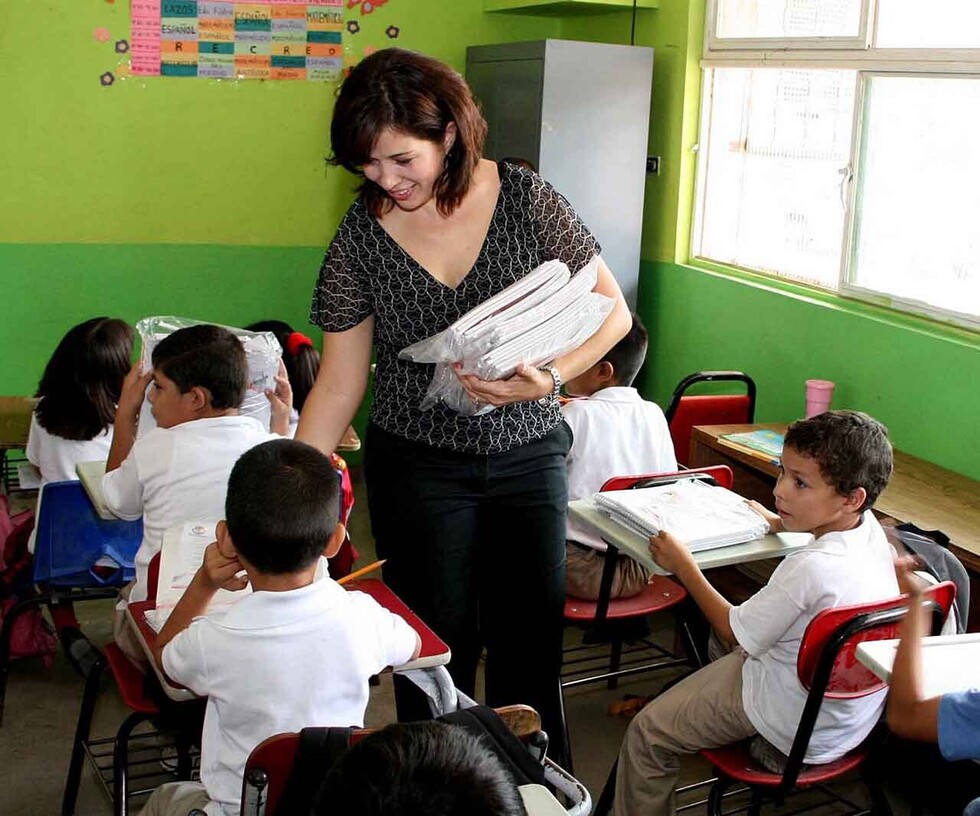 Morales rinde homenaje a los maestros y reafirma su compromiso con la educación del pueblo