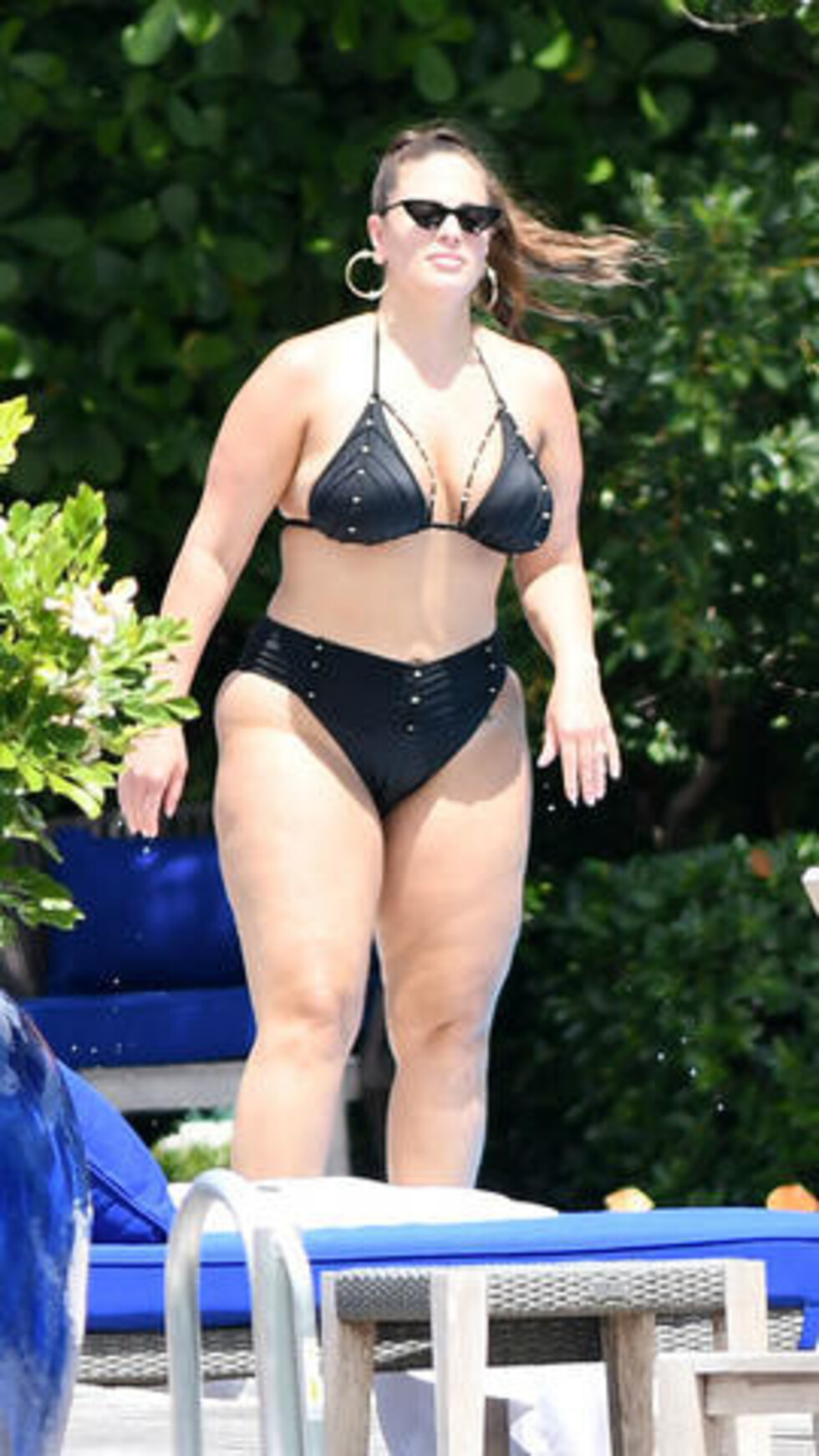 Ashley Graham luce sus curvas en bikini negro