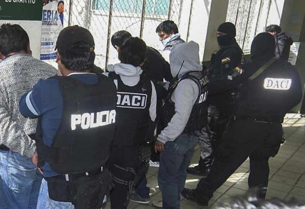 Atrapan a 3 ladrones en pleno robo a una tienda