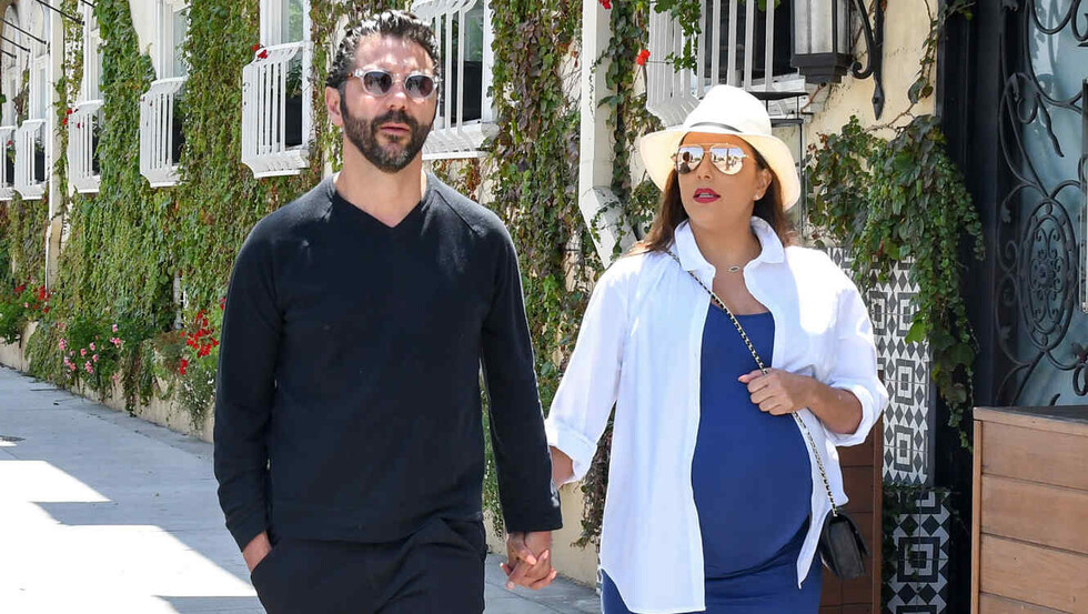 Eva pasea en  últimos días de embarazo