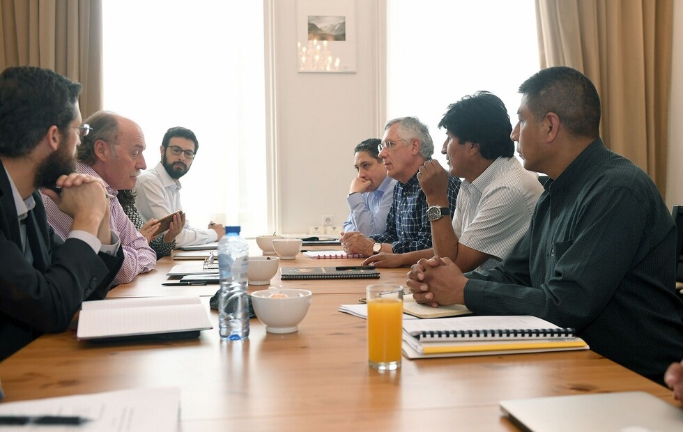 Presidente Morales se reúne con el equipo jurídico-técnico en La Haya