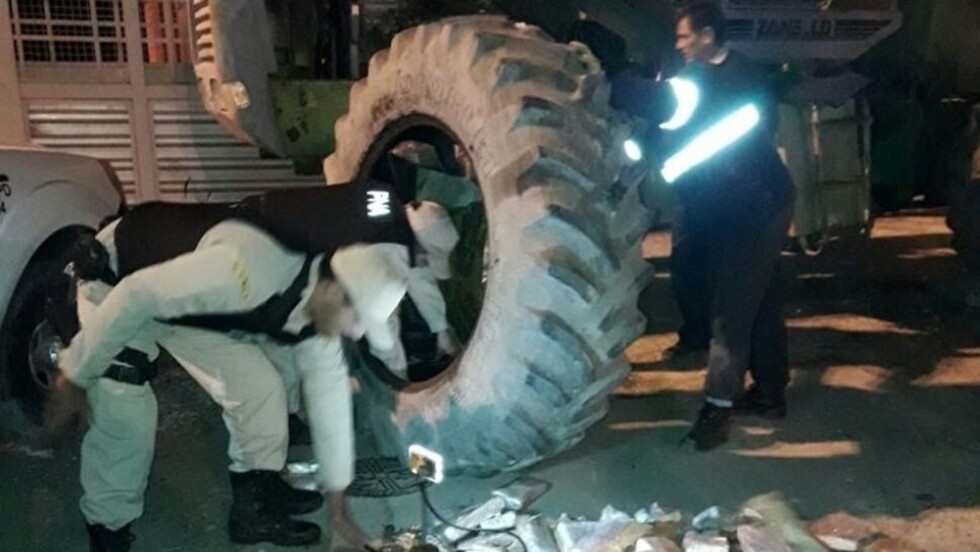 Hallan 751 kilos de yerba en ruedas de tractor