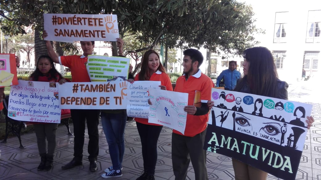 Jóvenes concientizan sobre el consumo de drogas y alcohol en Tarija