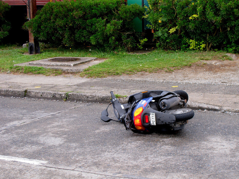 Motociclista choca y causa lesiones a 3 menores