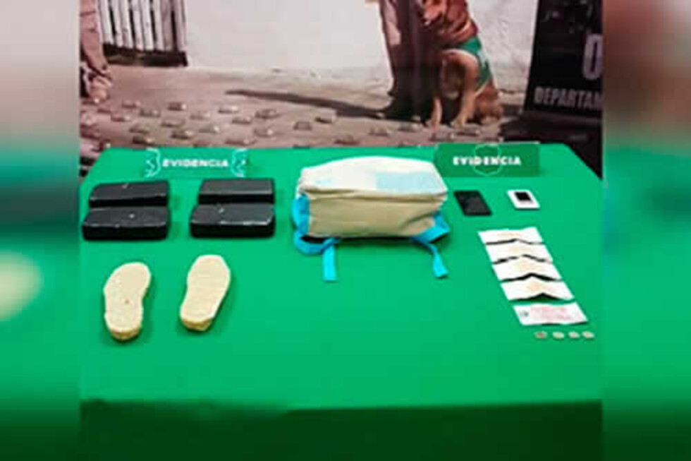 Boliviano llevaba droga en plantillas de zapatos