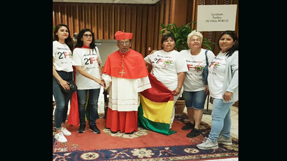 Bolivianas saludan al Cardenal en el Vaticano con poleras ‘Bolivia dijo no’