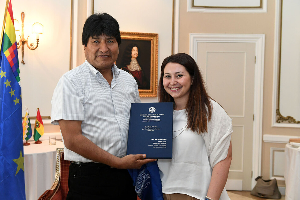 Intelectual italiana entrega a Morales tesis sobre derecho boliviano al mar