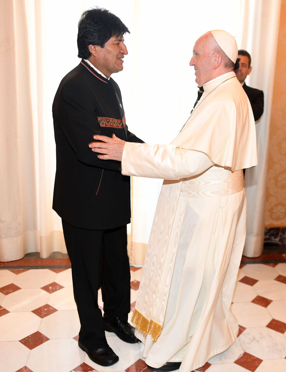 Papa Francisco recibe a Morales y lo anima a trabajar por la solidaridad y la paz