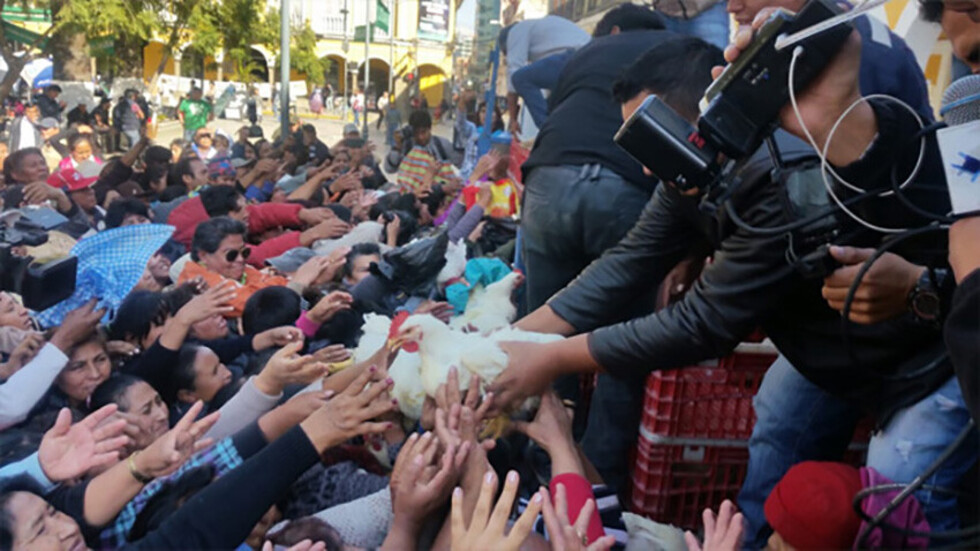Avicultores regalan pollos vivos en protesta por el incremento de la soya