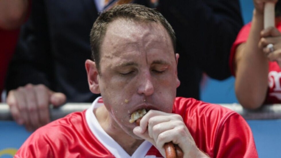 Comió 74 panchos en 10 minutos y es campeón