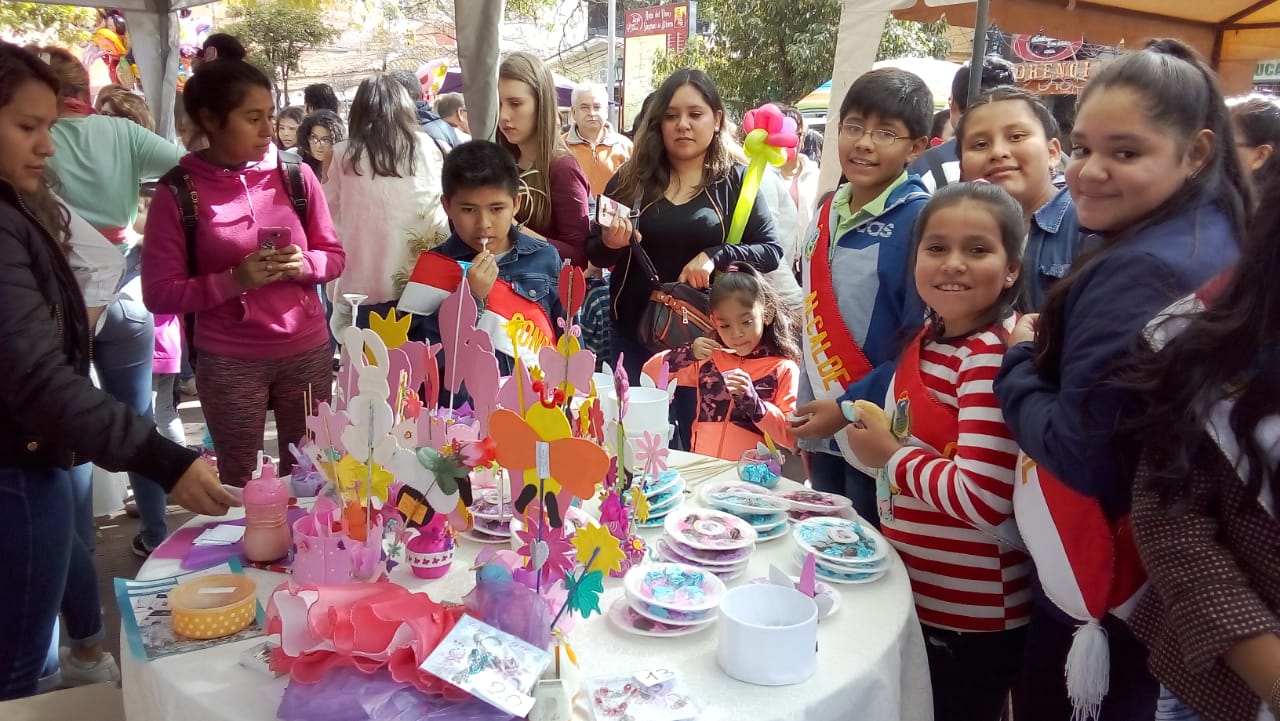 Realizan mini feria de Santa Anita en la plazuela Sucre