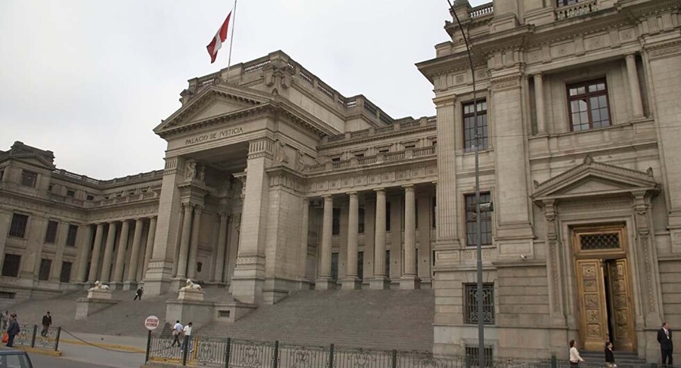 Crisis judicial en Perú escala con renuncia de jueces y protestas contra corrupción